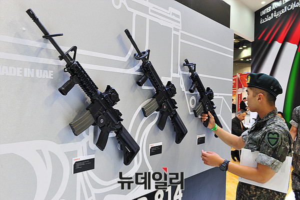 ▲ DX KOREA 2106 카르칼부스에서 카르칼 CAR 814 소총을 체험중인 국군장병  ⓒ뉴데일리 오세진 사진기자