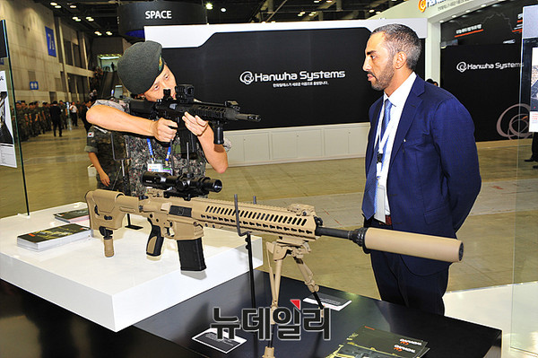 ▲ DX KOREA 2106 카르칼부스에서 카르칼 CAR 817AR 소총을 체험중인 국군장병 (아래) CAR 817DMR  ⓒ뉴데일리 오세진 사진기자