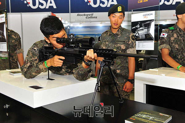 ▲ DX KOREA 2106 카르칼부스에서 카르칼 CSR 308 저격용 소총을 체험중인 국군장병  ⓒ뉴데일리 오세진 사진기자