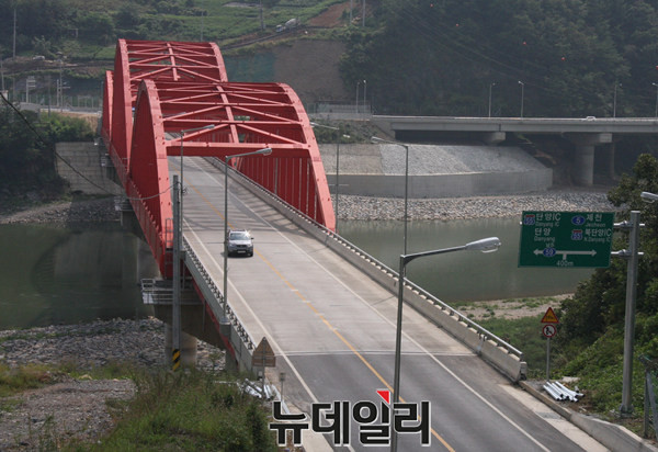 ▲ 12년 만에 개통된 단양∼가곡 간 국도 59호선 도로.ⓒ목성균 기자