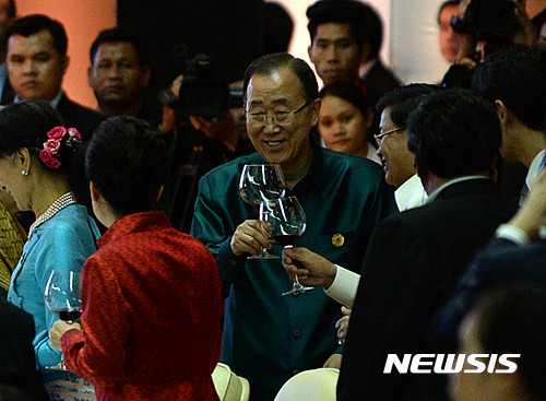 ▲ 반기문 UN사무총장이 7일 밤(현지시간) 동아시아정상회의(EAS) 갈라만찬이 열린 라오스 비엔티안 국립컨벤션센터에서 건배하고 있다. ⓒ뉴시스