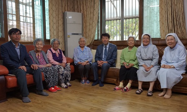 ▲ 장병석 제천교육장(가운데)이 밀알한마음쉼터를 방문해 위문품을 전달하고 관계자들과 기념촬영을 가졌다.ⓒ제천교육지원청