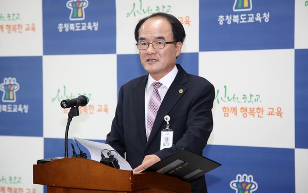 ▲ 이유수 충북교육청 중등교육과장이 8일 내년도 평준화고교 성적군별 배정방식에 대해 설명하고 있다.ⓒ충북도교육청