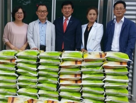 ▲ 최영섭 제천시 청전동 주민자치위원장(가운데)이 동사무소에 쌀을 전달하고 기념촬영을 하고 있다.ⓒ제천시 청전동사무소