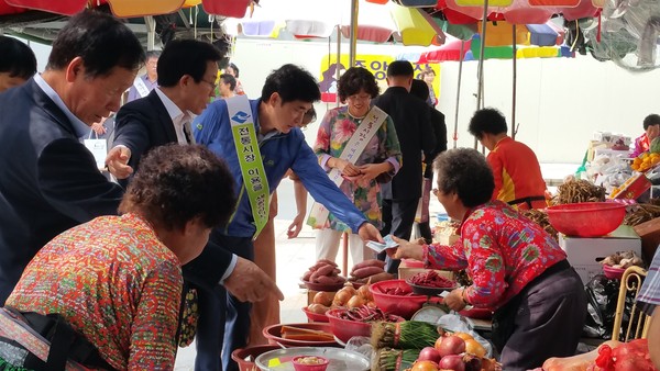 ▲ 정병윤 경북도 경제부지사는 8일 문경 중앙시장을 찾아 전통시장 이용 캠페인과 장보기 행사를 펼쳤다.ⓒ경북도 제공