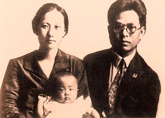▲ 1928년 남편 박헌영과 딸 비비안나와 함께 사진을 찍은 주세죽(자료사진)