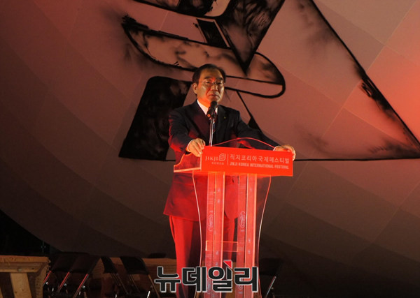 ▲ 이승훈 청주시장이 8일 직지코리아국제페스티벌 폐막식에서 대회 성과를 설명하고 있다.ⓒ김종혁 기자