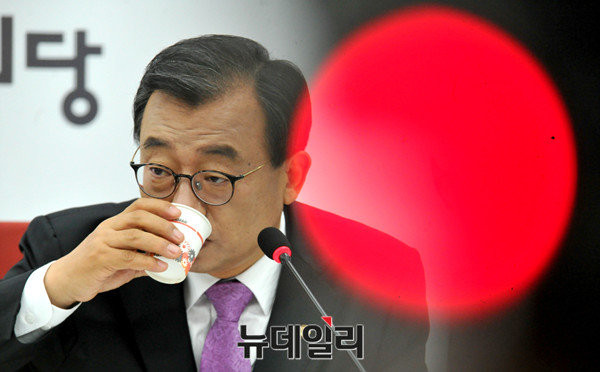 ▲ 새누리당 이정현 대표가 북한의 5차 핵실험 도발이 알려진 직후 국회에서 연 기자간담회 도중 물을 마시고 있다. ⓒ뉴데일리 이종현 기자