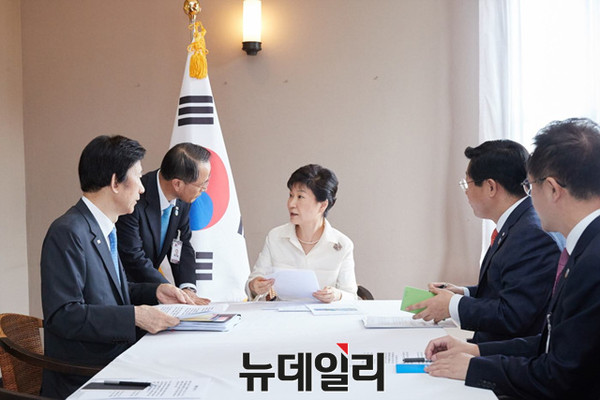 ▲ 9일 오전 박근혜 대통령이 라오스 현지에서 북한의 5차 핵실험과 관련해 참모진과 긴급대책회의를 갖고 있다. ⓒ뉴데일리