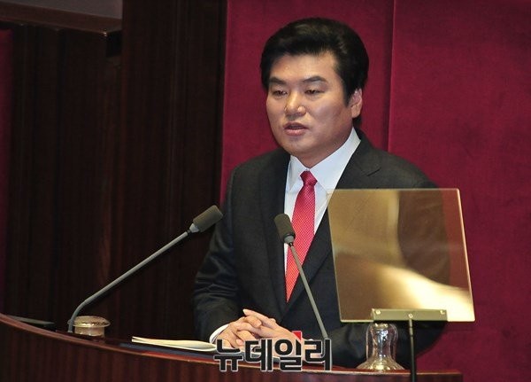 ▲ 새누리당 원유철 의원이 원내대표를 지내던 지난 2월 15일 국회 본회의장에서 열린 교섭단체 대표연설을 통해 자위적 차원에서의 핵무장의 필요성을 강조하고 있다. ⓒ뉴데일리 이종현 기자