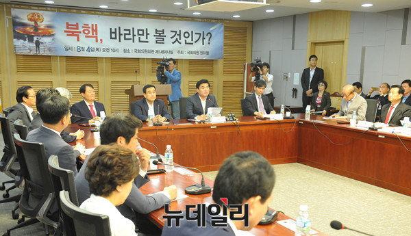 ▲ 새누리당 원유철 의원이 지난달 4일 의원회관에서 열린 북핵 관련 토론회에서 핵 트리거를 통한 조건부 핵무장론을 개진하고 있다. ⓒ뉴데일리 이종현 기자