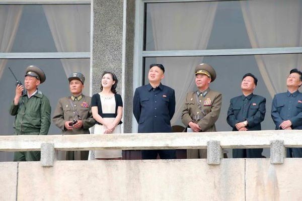 ▲ 탄도 미사일 발사 시험을 지켜보는 김정은과 졸개들. 김정은은 포와 미사일에 비정상적으로 집착한다고 알려져 있다. ⓒ北선전매체 화면캡쳐