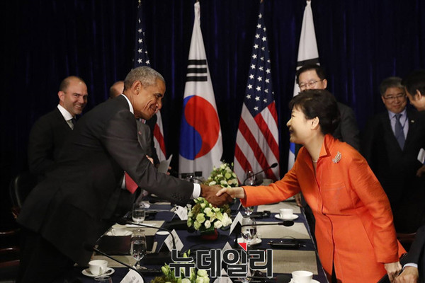 ▲ 박근혜 대통령이 지난 6일(현지시간) 라오스 비엔티엔에서 한미 정상회담 후 버락 오바마 대통령과 인사를 나누고 있다. ⓒ뉴데일리