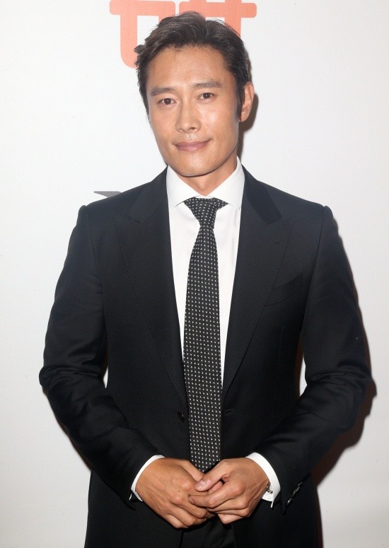 ▲ 토론토 국제 영화제에 참석한 이병헌이 포토월에서 포즈를 취하고 있다.    ⓒ 스플래쉬닷컴