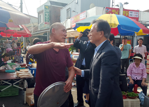 ▲ 문재인 전 더불어민주당 대표가 추석을 앞둔 9일 고향인 경남 거제시 거제면 명진마을 찾아 주민들의 이야기를 듣고 있다.ⓒ뉴시스