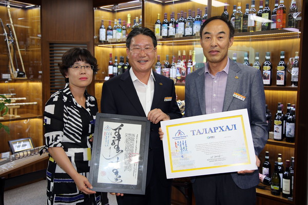 ▲ 영동군이 몽골대통령이 수여하는 외교부상인 대통령 은장을 수상했다.ⓒ영동군