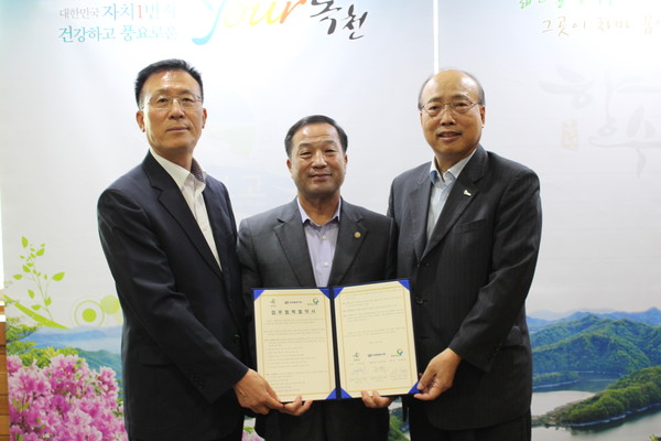 ▲ 사진 좌측부터 남영준 ㈜국제종합기계 대표, 김영만 옥천군수, 남창현 (재)충북테크노파크 원장.ⓒ옥천군