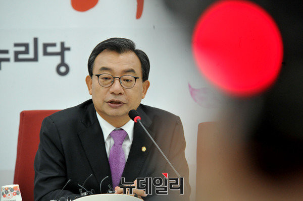 ▲ 새누리당 이정현 대표는 9일 오후 긴급안보대책회의에서 북핵대비 여야 당 대표 회의를 공식 제의했다. 그는 오후 일정을 취소한 채 야당 대표들의 응답이 있기를 기다리는 상태다. ⓒ뉴데일리 이종현 기자