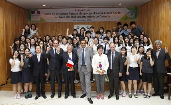 ▲ 대전외국어고를 방문한 프랑스 상원의원단 일행과 주한 프랑스 대사와 주한 프랑스 대사 등이 포즈를 취했다.ⓒ대전시교육청