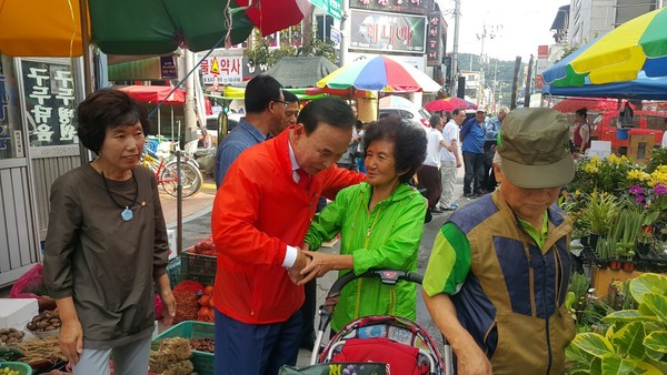 ▲ 박덕흠 의원이 9일 영동전통시장에서 한 군민과 대화를 하고 있다. ⓒ박덕흠 의원실