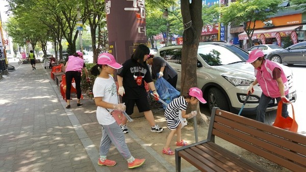 ▲ 충북 청주시가 기초질서 지키기 운동으로 추진하고 있는 아이도 시민운동 활동 모습.(본문내용과 관계 없음).ⓒ청주시
