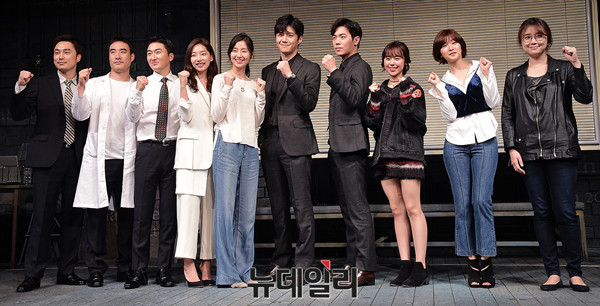 ▲ 왼쪽부터 배우 서현우, 배성우, 김준원, 송유현, 김소진, 이동하, 김선호, 이지혜, 박소담, 연출 노덕 ⓒ 뉴데일리 공준표