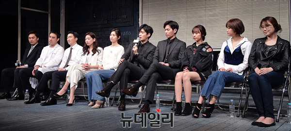 ▲ 왼쪽부터 배우 서현우, 배성우, 김준원, 송유현, 김소진, 이동하, 김선호, 이지혜, 박소담, 연출 노덕 ⓒ 뉴데일리 공준표