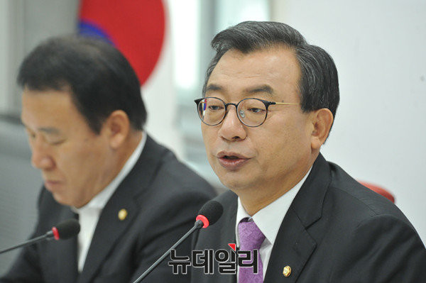 ▲ 새누리당 이정현 대표가 9일 국회에서 열린 취임 한 달 맞이 기자간담회에서, 교섭단체 대표연설이 있은지 나흘 만에 개헌론에 관한 자신의 입장을 부연 설명하고 있다. ⓒ뉴데일리 이종현 기자