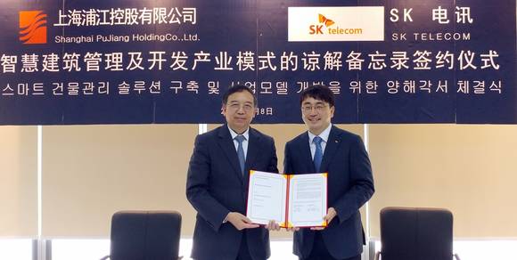 ▲ 차인혁 SK텔레콤 IoT사업본부장(오른쪽), 샤오싱타오(Xiao Xingtao) 상하이푸장홀딩스대표(왼쪽)ⓒSK텔레콤