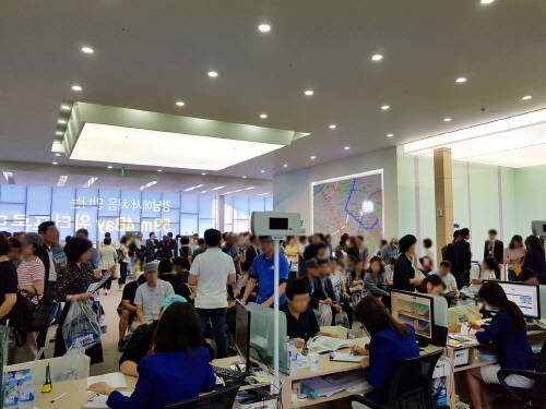 ▲ 서울 강남구 자곡동 일대에 마련된 송파 두산위브 견본주택에 수요자들이 발 딛을 틈 없이 빼곡이 들어차 있다. ⓒ 두산건설