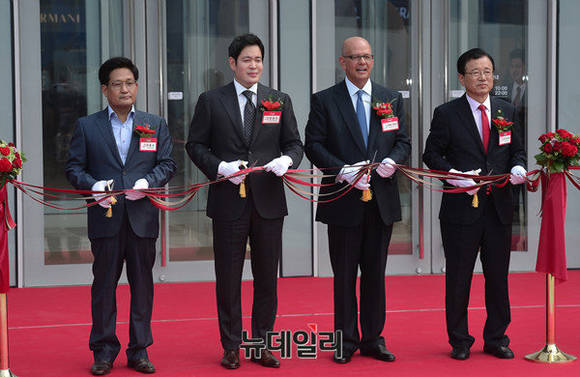 ▲ 스타필드 하남 커팅식(왼쪽부터 이종수 하남부시장, 정용진 신세계 부회장, 로버트 터브먼 회장, 이현재 새누리당 의원)  ⓒ정상윤 기자
