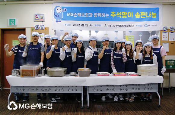▲ MG손해보험 김동주 대표이사(가운데)를 비롯한 봉사자 단체 사진이다ⓒMG손해보험