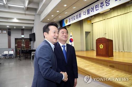 ▲ "연정부지사 선출 축하합니다" (수원=연합뉴스) 남경필 경기지사(왼쪽)가 연정부지사로 선출된 강득구(오른쪽) 전 도의회 의장에게 축하인사를 건네고 있다. 도의회 더불어민주당이 도에 파견하는 연정부지사는 연정의 상징으로 더민주와 경기도-새누리당이 합의한 연정 사업과제를 총괄하는 역할을 맡게 된다. 2016.9.9. ⓒ 경기도의회 제공 = 연합뉴스