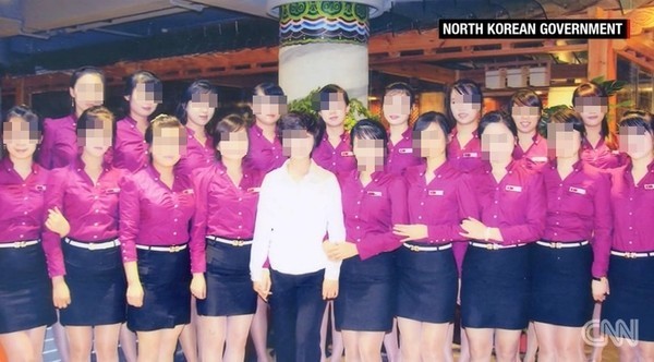 ▲ 서울중앙지법 재판부가 민주사회를 위한 변호사 모임이 귀순한 북한 여종업원들을 대상으로 신청한 '인신보호구제청구'를 각하했다. 사진은 北당국이 내놓은 귀순 여종업원들의 단체사진. ⓒ류경식당 종업원 집단귀순 당시 美CNN 보도화면 캡쳐