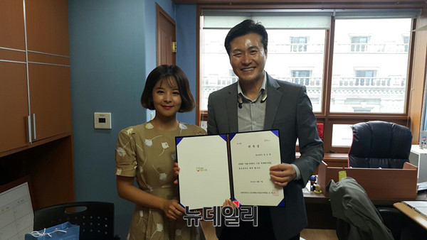 ▲ 카이스트 출신 가수 김소정(왼쪽)이 김대은 서울이카루스드론국제페스티벌 조직위원장과 함께 홍보대사 위촉장을 들어보이고 있다. ⓒ사진제공=서울이카루스국제드론페스티벌 조직위원회