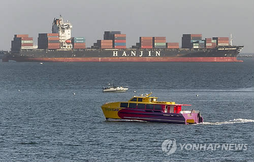 ▲ 입항 못 하고 공해 상 떠 있는 한진해운 선박.ⓒ연합뉴스