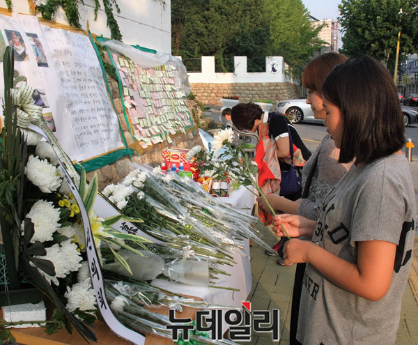 ▲ 학부모와 학생이 어린이집에서 숨진 3살배기 현서 추모장을 찾아 헌화하고 있다.ⓒ목성균 기자