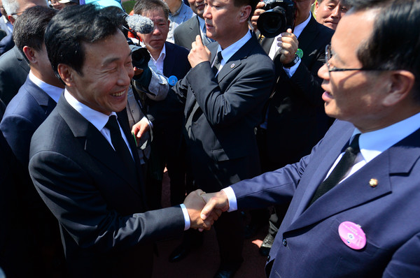 ▲ 더불어민주당 손학규 전 상임고문과 정의화 전 국회의장이 지난 5·18광주민주화운동 36주년 기념식에서 만나 악수를 하고 있다. ⓒ뉴시스 사진DB