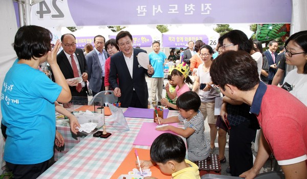 ▲ 김병우 충북도교육감이 지난 10일부터 11일까지 중앙도서관 일원에서 열린 ‘제4회 충북도서관불페스티벌’에서 참가자들과 이야기를 나누고 있다.ⓒ충북도교육청