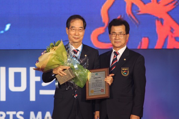 ▲ 충북도는 한덕수 무예마스터십 공동조직위원장에게 지난 8일 명예도민증을 수여했다.ⓒ충북도