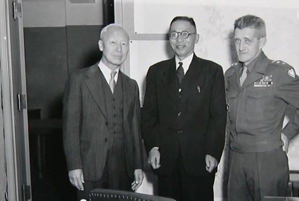 이승만 박사(왼쪽)가 김구를 하지 미군정사령관에 소개한뒤 함께 촬영(자료사진)