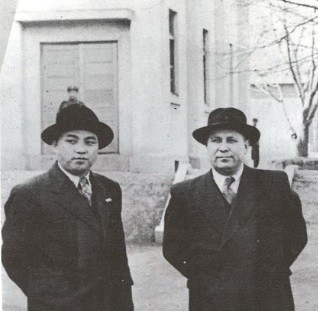 ▲ 김일성(왼쪽)을 북한정권 두목으로 만든 소련 슈티코프 대장이 군복을 벗고 북한대사였을때 (자료사진)