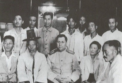 ▲ 미소공동위에 협상하러 온 슈티코프(앞줄 중앙)가 서울의 좌익계와 함께. (자료사진)