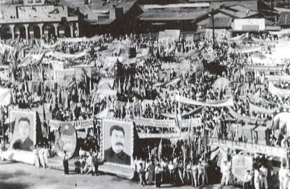 ▲ 평양에서 남한의 5.10총선 무효화 시위하는 북한주민. 스탈린 얼굴을 항상 앞세웠다.(자료사진)