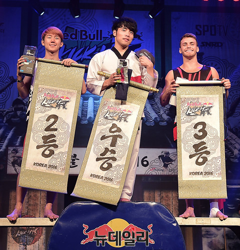 ▲ 왼쪽부터 킹오브커넥션(Kings of Connexion)소속 심용훈 선수, 미르메 소속 신민철 선수, 미국출신 베일리 페인(Bailey Payne)선수 ⓒ 뉴데일리 공준표