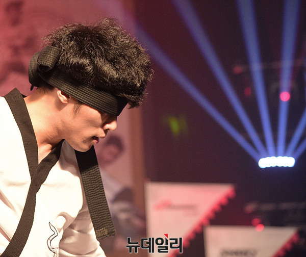 ▲ 눈을 가리고 격파 준비하는 신민철 선수 ⓒ 뉴데일리 공준표