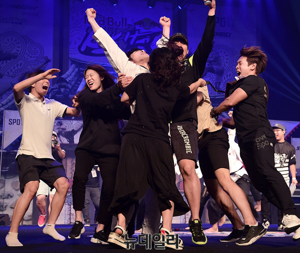 ▲ 우승 발표 직후 환호하는 신민철 선수와 미르메 팀원들 ⓒ 뉴데일리 공준표