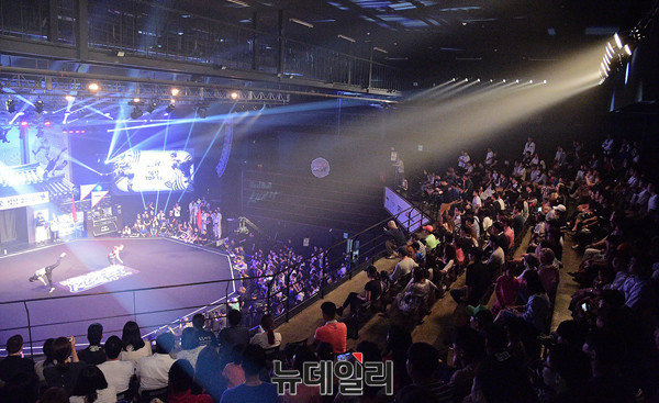 ▲ 관객으로 꽉찬 예스24 라이브홀 ⓒ 뉴데일리 공준표