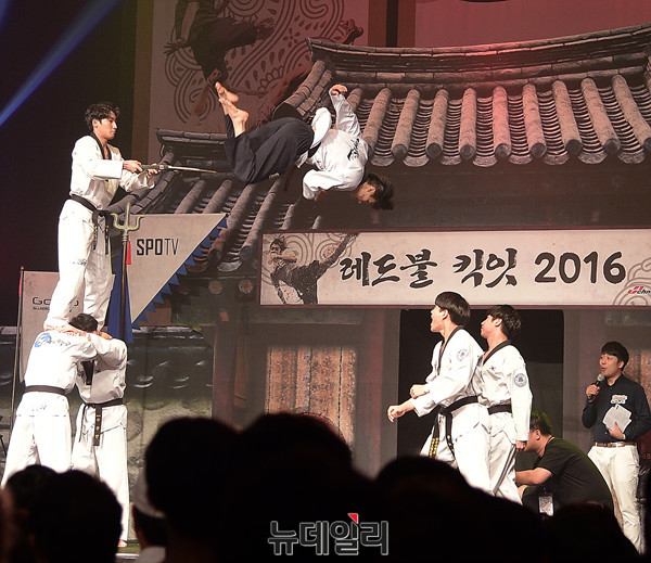 ▲ 격파 퍼포먼스를 보여주는 경민대학교시범단 소속 황병국 선수 ⓒ 뉴데일리 공준표