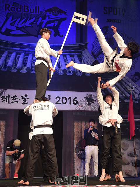 ▲ 격파 퍼포먼스를 보여주는 '레드불 킥잇 2016(Red Bull Kick It 2016)'의 우승자 미르메 소속 신민철 선수  ⓒ 뉴데일리 공준표
